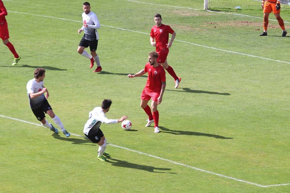 Una selección de las mejores imágenes del choque entre el Burgos CF y el CD Izarra.