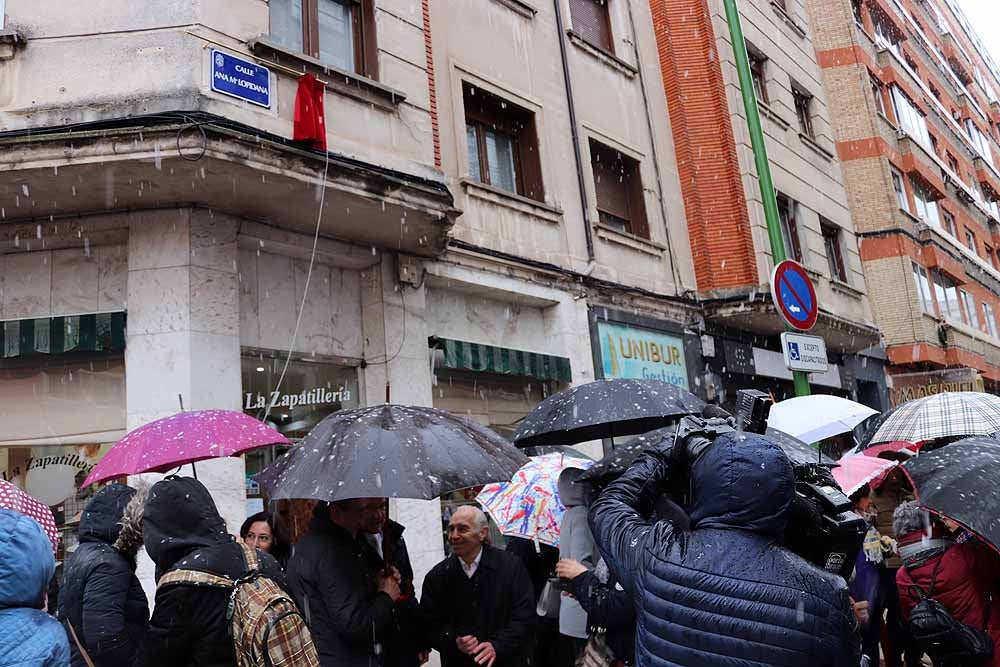 La calle Julio Sáez de la Hoya ya luce nuevo nombre. Esta mañana se ha descubierto la placa con el nombre de Ana Mª Lopidana