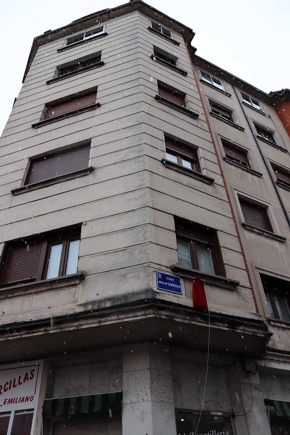 La calle Julio Sáez de la Hoya ya luce nuevo nombre. Esta mañana se ha descubierto la placa con el nombre de Ana Mª Lopidana