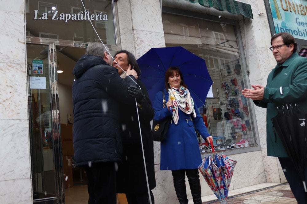La calle Julio Sáez de la Hoya ya luce nuevo nombre. Esta mañana se ha descubierto la placa con el nombre de Ana Mª Lopidana