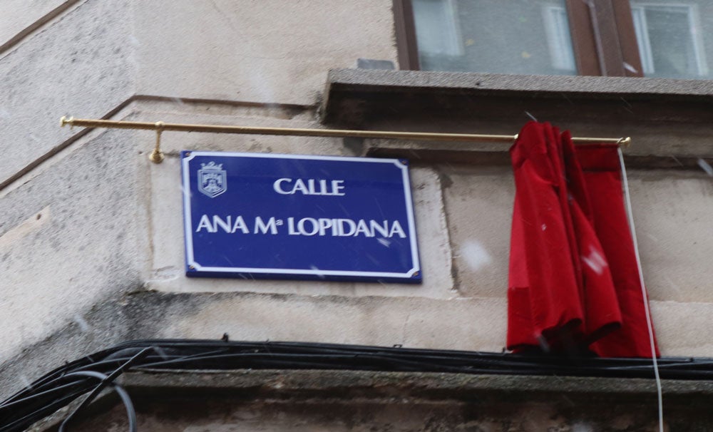 La calle Julio Sáez de la Hoya ya luce nuevo nombre. Esta mañana se ha descubierto la placa con el nombre de Ana Mª Lopidana