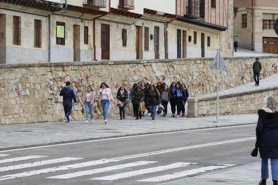 La amenaza de lluvia y el frío han hecho que la mayoría de los salmantinos optase por no salir de casa para comerse el hornazo