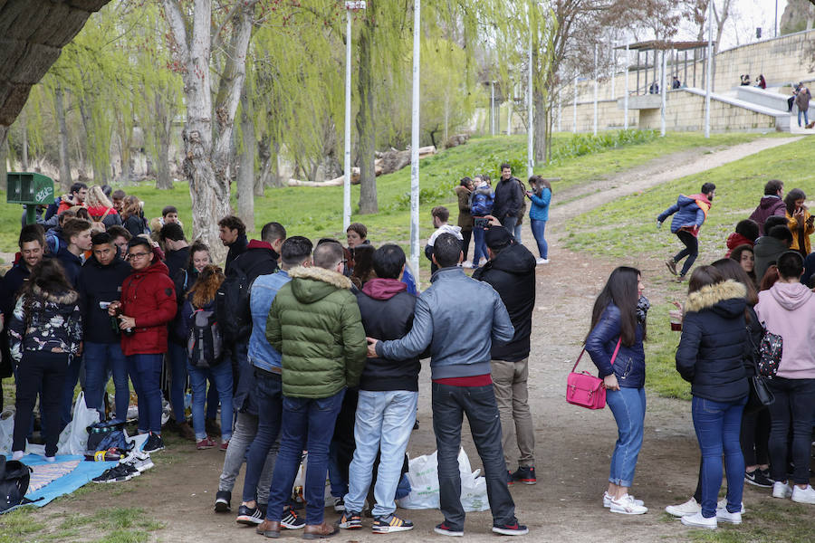 La amenaza de lluvia y el frío han hecho que la mayoría de los salmantinos optase por no salir de casa para comerse el hornazo