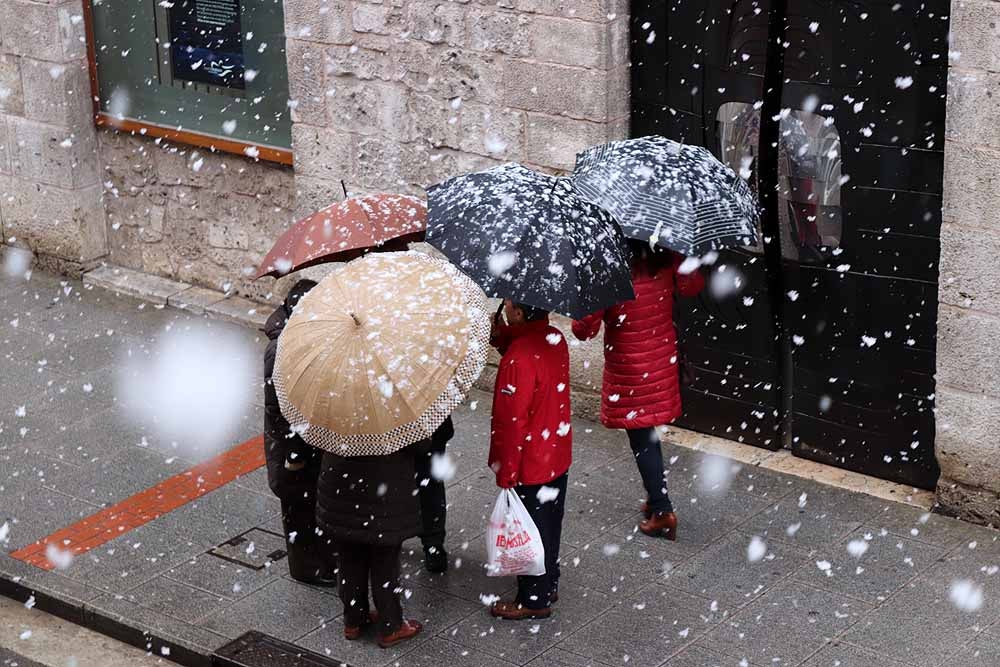 Fotos: Lunes de nieve en Burgos