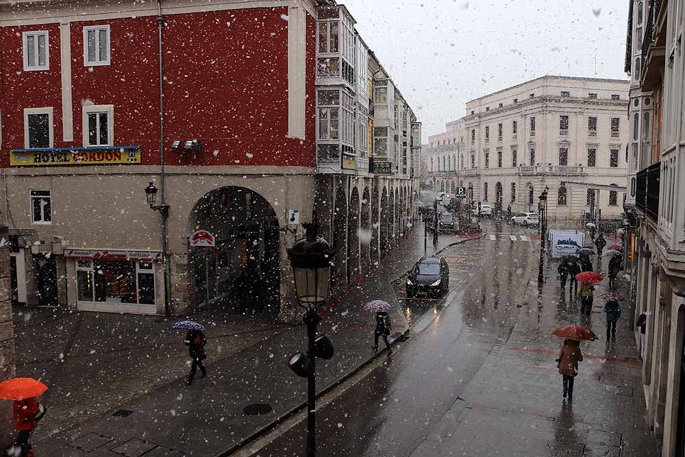 Fotos: Lunes de nieve en Burgos