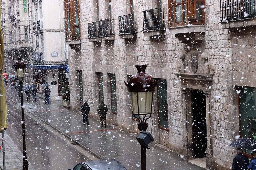 Fotos: Lunes de nieve en Burgos