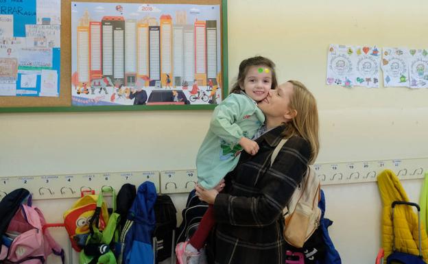 Daniela, en el colegio García Quintana de Valladolid, junto a su madre Mari Carmen. 