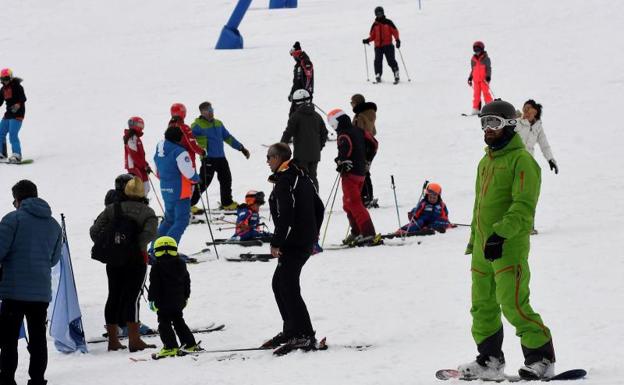 Miles de esquiadores disfrutan de la nieve en San Isidro (León).