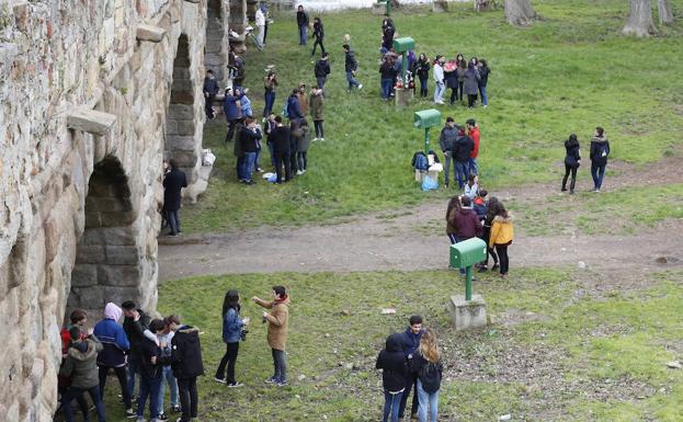 Varios grupos de jóvenes desafiaron al frío y acudieron al Puente Romano como todos los años.