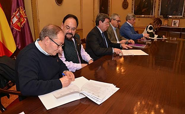 El presidente provincial y los representantes de los diferentes Grupos de Acción Local han firmado los convenios.