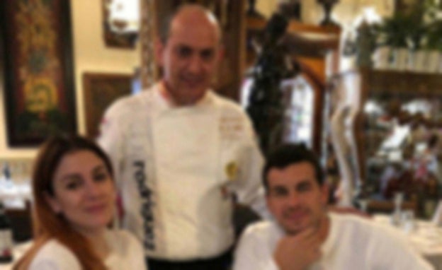 Blanca Suárez y Mario Casas, junto con el chef Jaiv Rodríguez. 