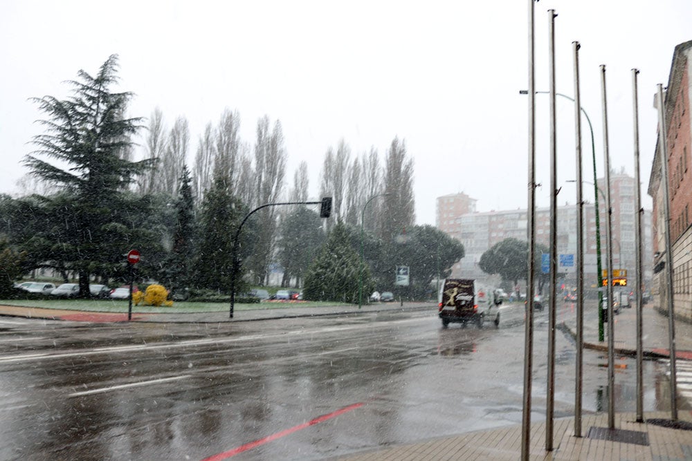 Fotos: La nieve continúa el martes en Burgos