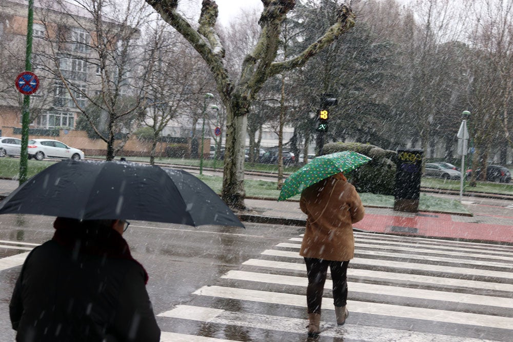 Fotos: La nieve continúa el martes en Burgos