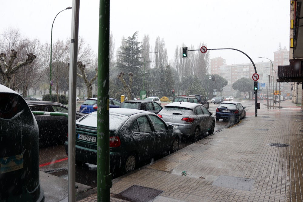 Fotos: La nieve continúa el martes en Burgos