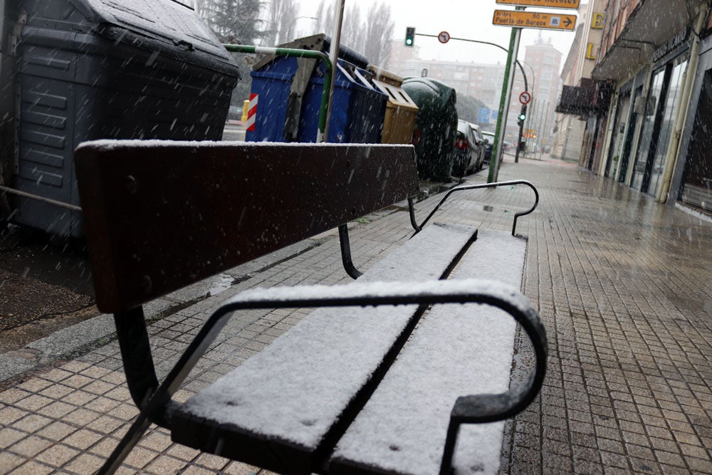 Fotos: La nieve continúa el martes en Burgos