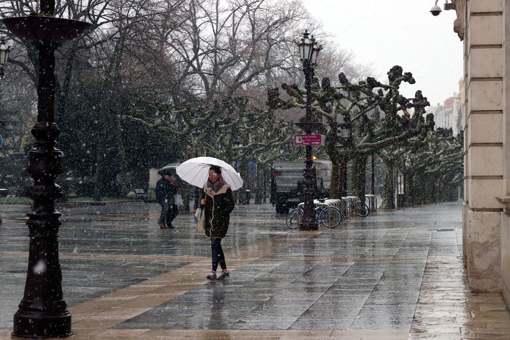 Fotos: La nieve continúa el martes en Burgos