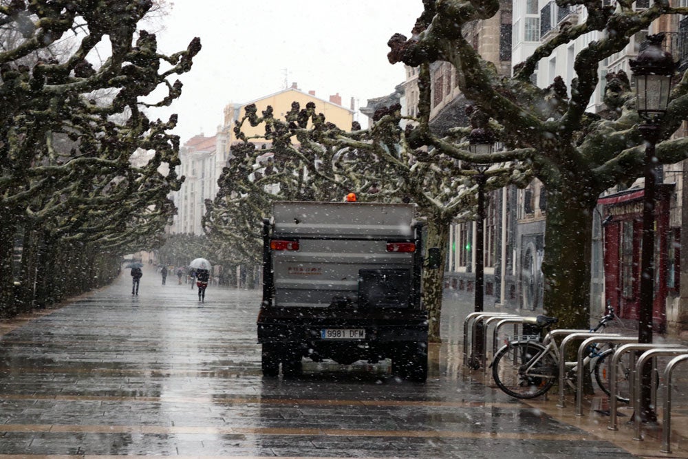 Fotos: La nieve continúa el martes en Burgos