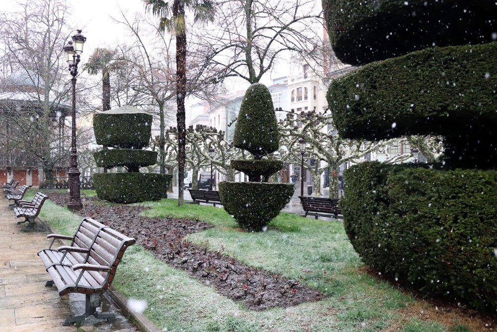 Fotos: La nieve continúa el martes en Burgos