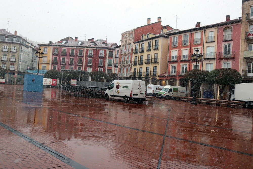 Fotos: La nieve continúa el martes en Burgos