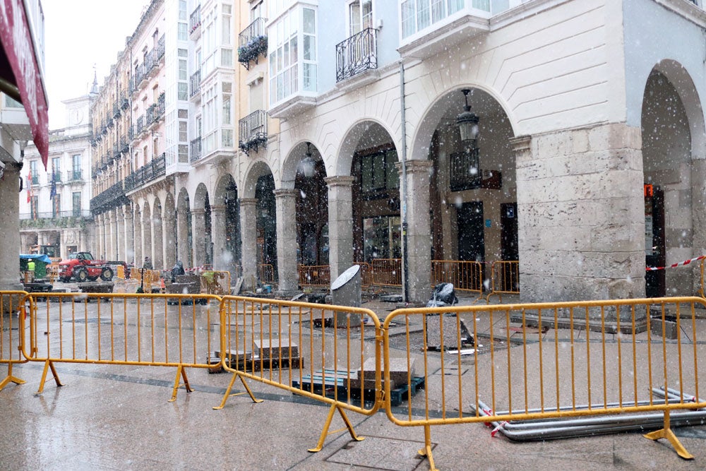 Fotos: La nieve continúa el martes en Burgos