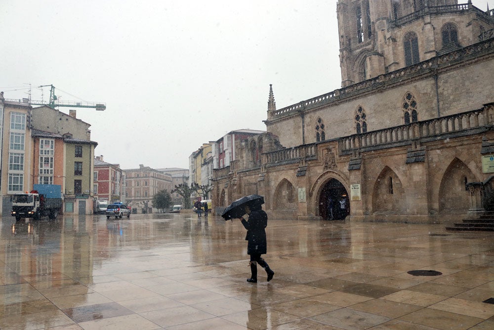 Fotos: La nieve continúa el martes en Burgos