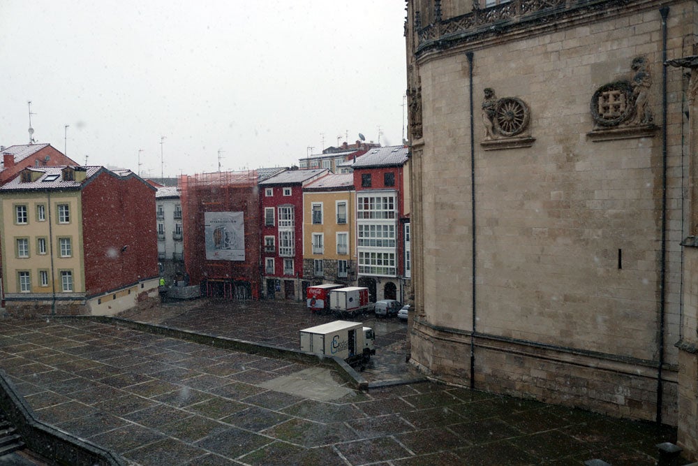 Fotos: La nieve continúa el martes en Burgos