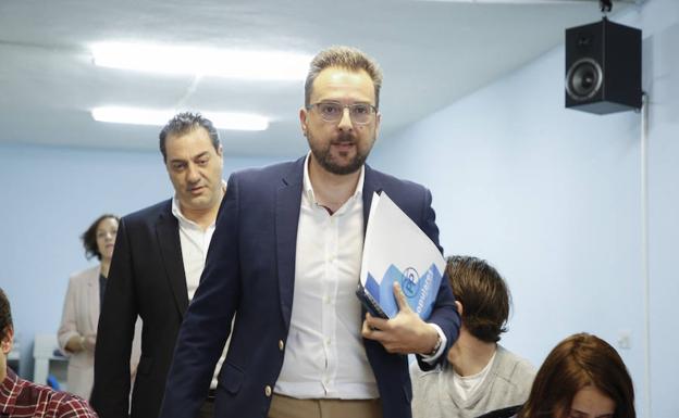 Salvador Cruz y Bienvenido de Arriba, ayer en la sede del PP.