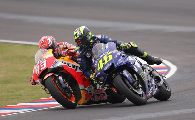 Marc Márquez toca a Valentino Rossi en el GP de Argentina. 