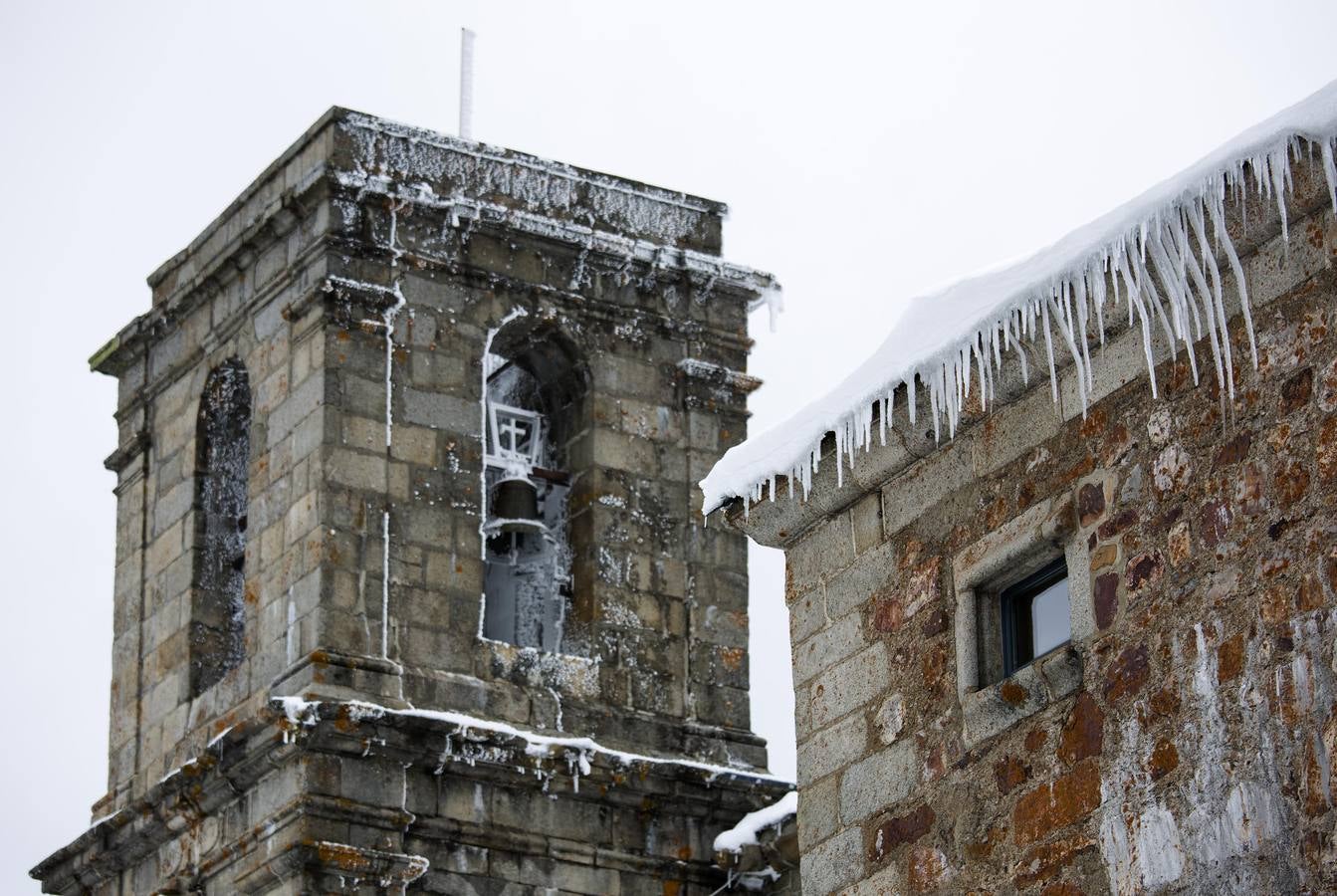Estampa de la peña de Francia tras las nevadas de los últimos días de abril.