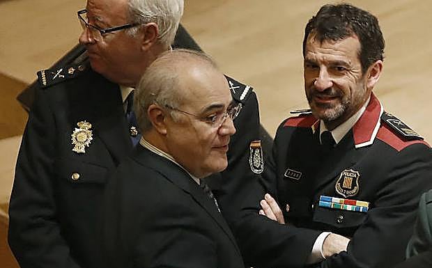 Pablo Llarena (c) habla con Ferran López (d). 