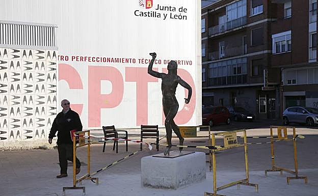 Estatuta de Marta Domínguez tras su traslado al Campo de la Juventud.