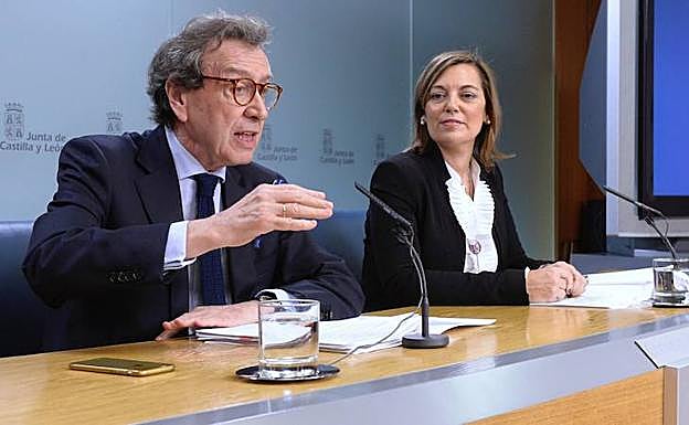 El consejero de la Presidencia, José Antonio de Santiago-Juárez junto a la portavoz de la Junta, esta mañana durante una rueda de prensa.