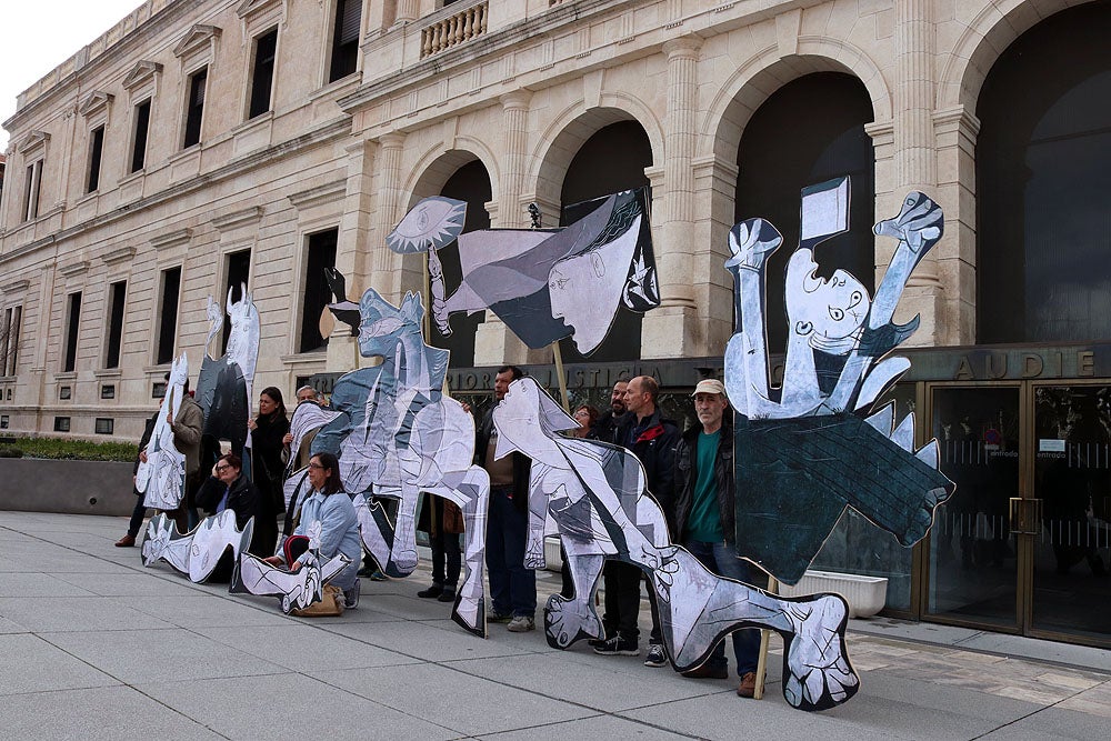 Fotos: El Guernica sale de paseo