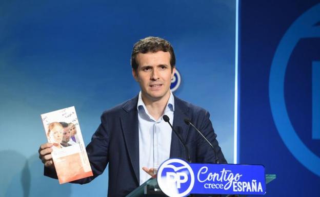 Casado muestra toda la documentación de su máster, que hizo para un doctorado.