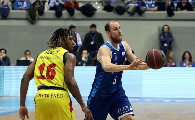 Thomas Schreiner disputando un balón frente al Morabanc Andorra.