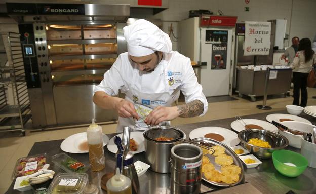 Uno de los participantes prepara los platos a concurso, en la sesión del jueves. 