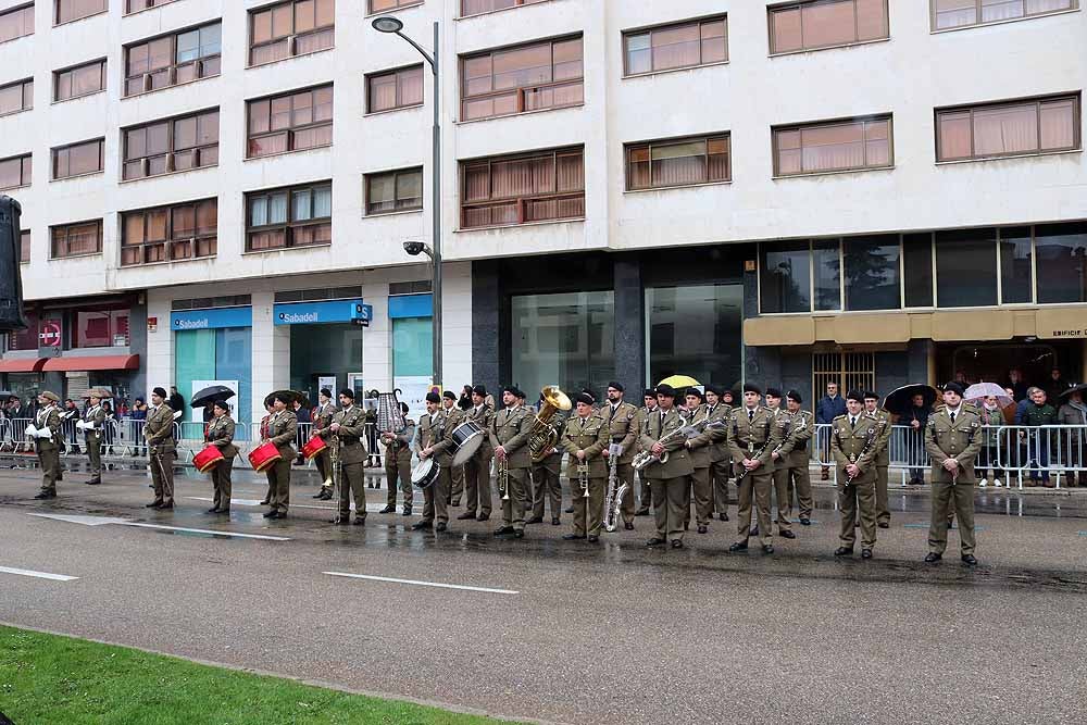 La Avenida de la Paz ha acogido, un año más, el tradicional homenaje a la bandera nacional, con desfile militar