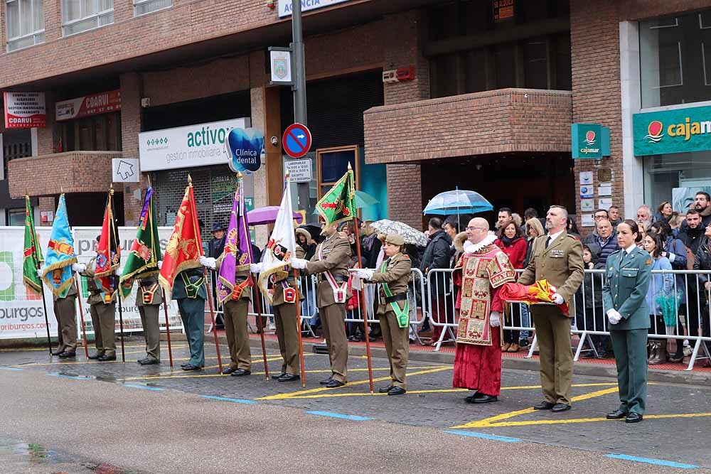 La Avenida de la Paz ha acogido, un año más, el tradicional homenaje a la bandera nacional, con desfile militar