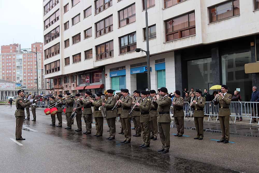 La Avenida de la Paz ha acogido, un año más, el tradicional homenaje a la bandera nacional, con desfile militar