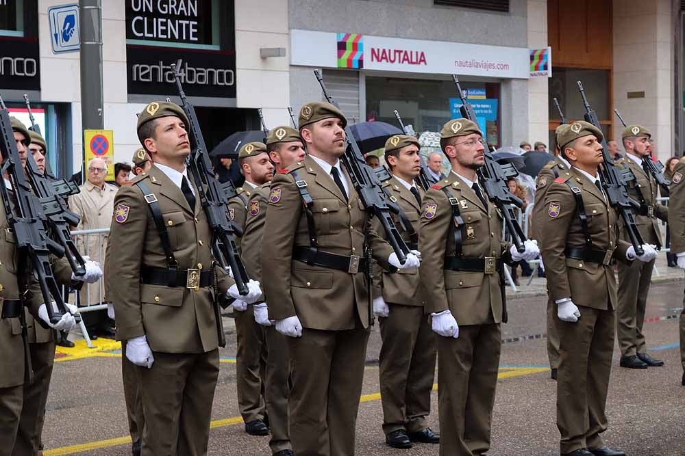 La Avenida de la Paz ha acogido, un año más, el tradicional homenaje a la bandera nacional, con desfile militar