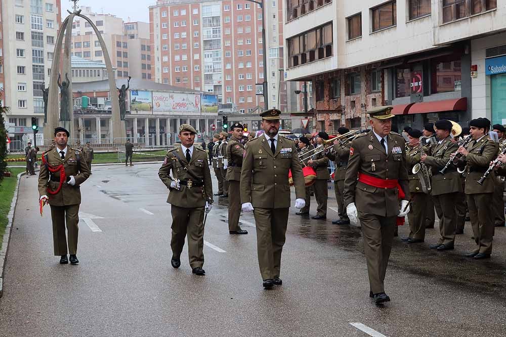 La Avenida de la Paz ha acogido, un año más, el tradicional homenaje a la bandera nacional, con desfile militar