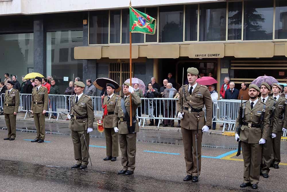 La Avenida de la Paz ha acogido, un año más, el tradicional homenaje a la bandera nacional, con desfile militar