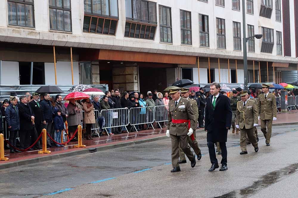 La Avenida de la Paz ha acogido, un año más, el tradicional homenaje a la bandera nacional, con desfile militar