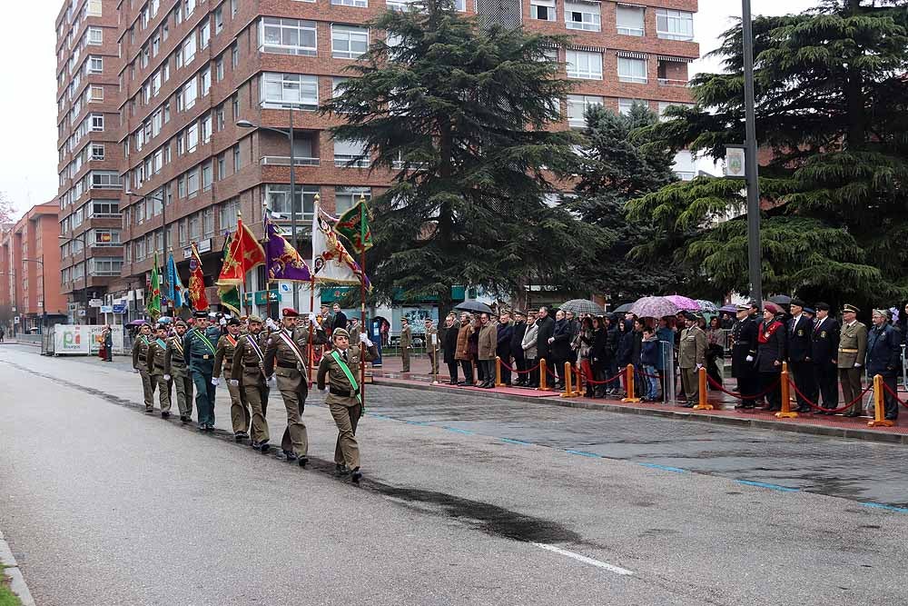 La Avenida de la Paz ha acogido, un año más, el tradicional homenaje a la bandera nacional, con desfile militar