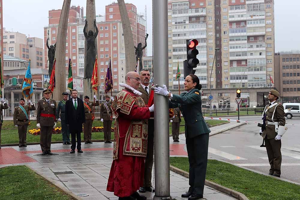 La Avenida de la Paz ha acogido, un año más, el tradicional homenaje a la bandera nacional, con desfile militar