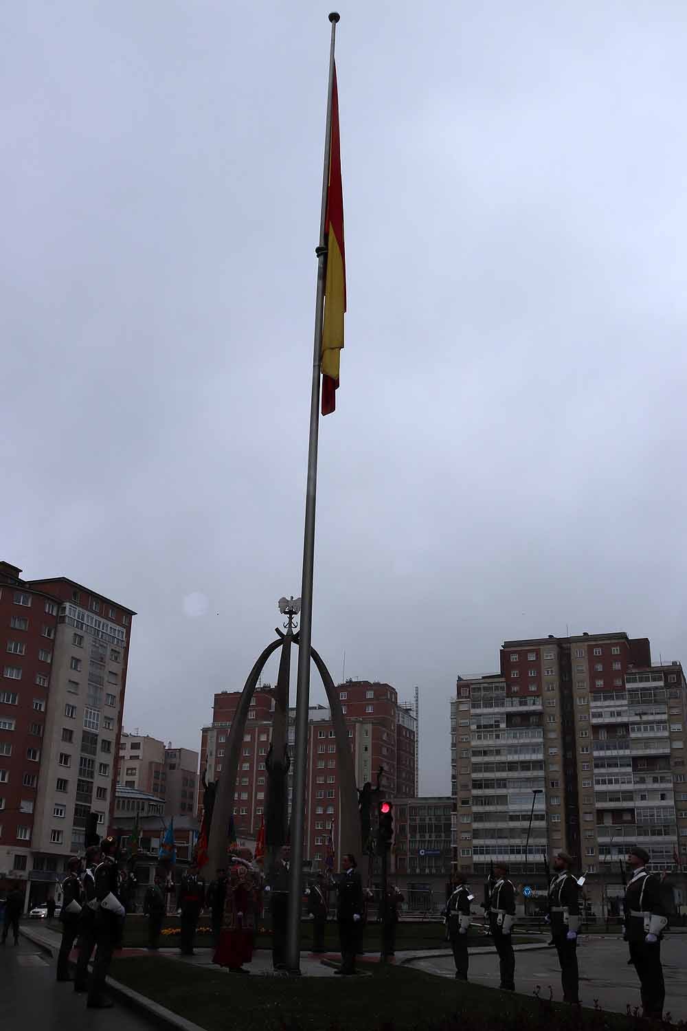 La Avenida de la Paz ha acogido, un año más, el tradicional homenaje a la bandera nacional, con desfile militar