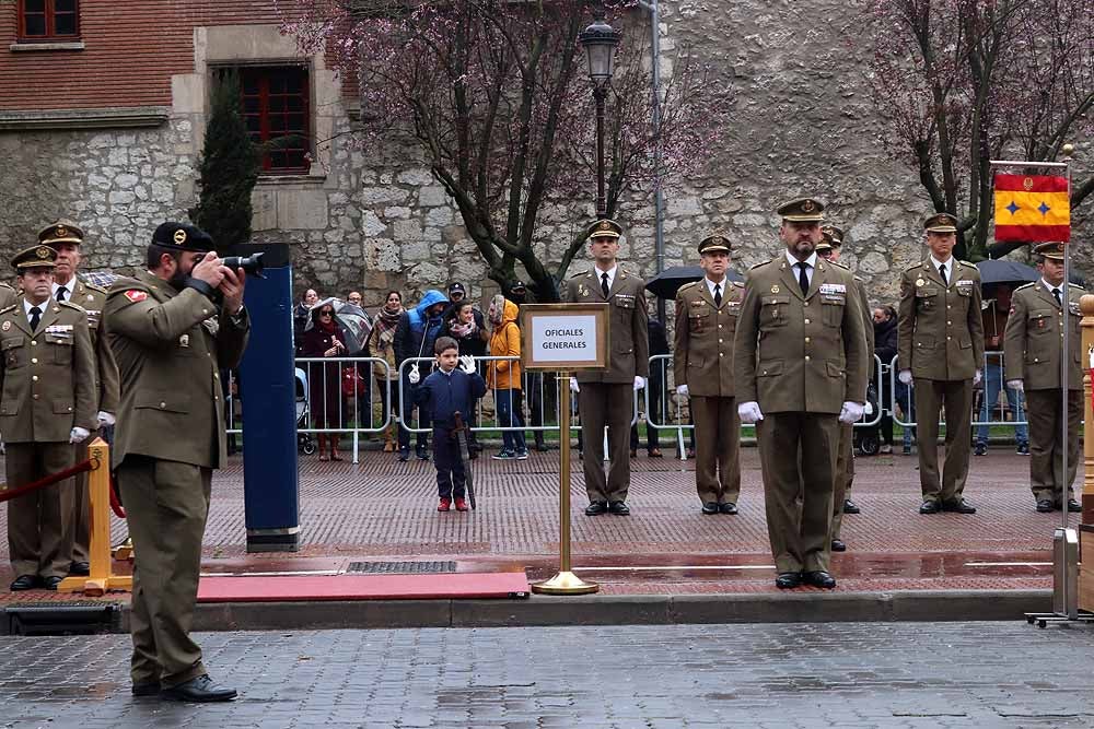 La Avenida de la Paz ha acogido, un año más, el tradicional homenaje a la bandera nacional, con desfile militar