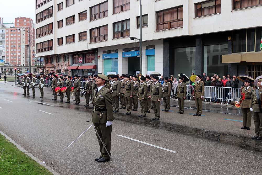 La Avenida de la Paz ha acogido, un año más, el tradicional homenaje a la bandera nacional, con desfile militar