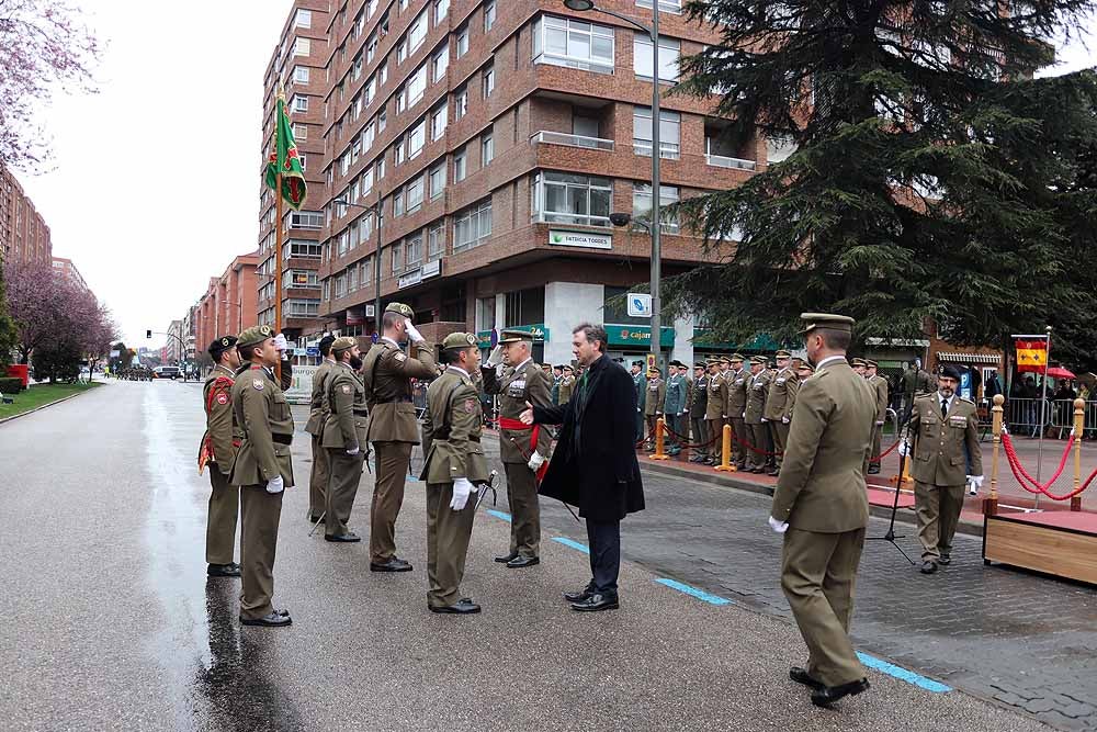 La Avenida de la Paz ha acogido, un año más, el tradicional homenaje a la bandera nacional, con desfile militar