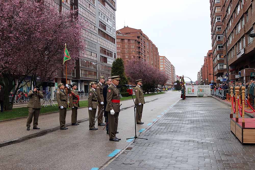 La Avenida de la Paz ha acogido, un año más, el tradicional homenaje a la bandera nacional, con desfile militar